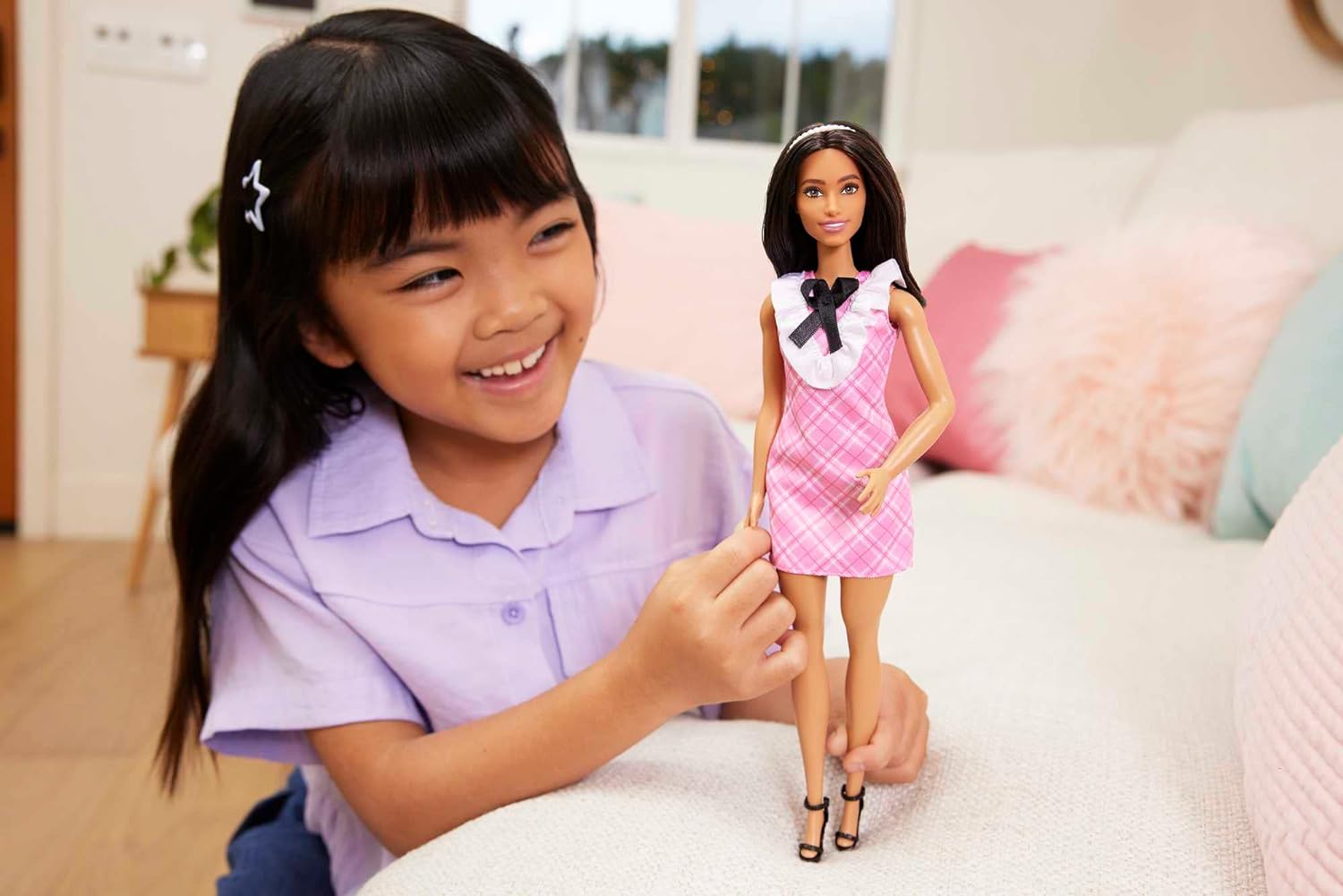 Bambola Barbie Fashionistas con abito scozzese rosa e fiocco nero